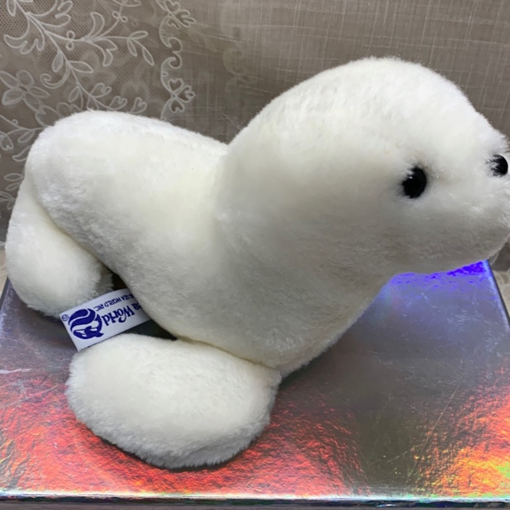 Vintage 1986 Sea World 7" white seal plush stuffed animal